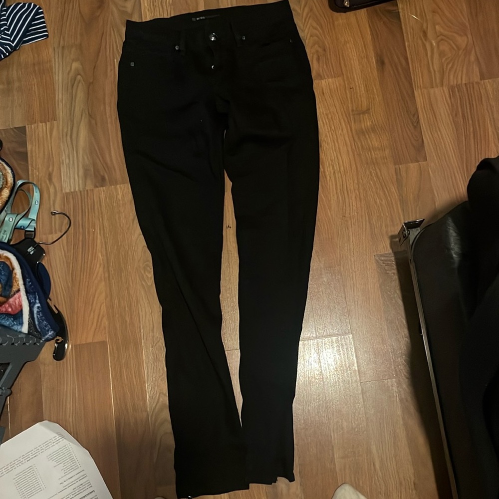 Black skinny jeans with zipper on side on legs